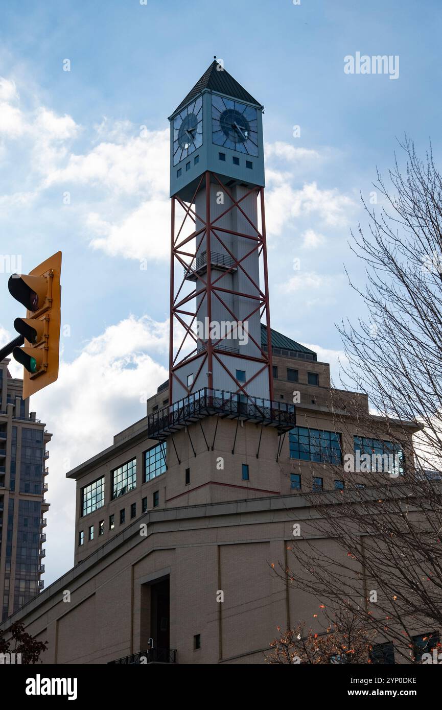 Square One Shopping Center Uhrenturm am City Centre Drive in Mississauga, Toronto, Ontario, Kanada Stockfoto