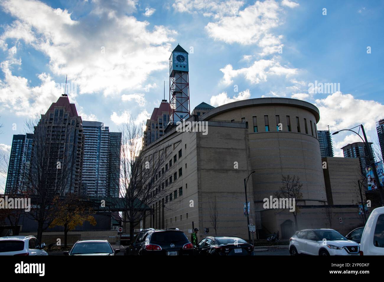 Square One Shopping Center Uhrenturm am City Centre Drive in Mississauga, Toronto, Ontario, Kanada Stockfoto