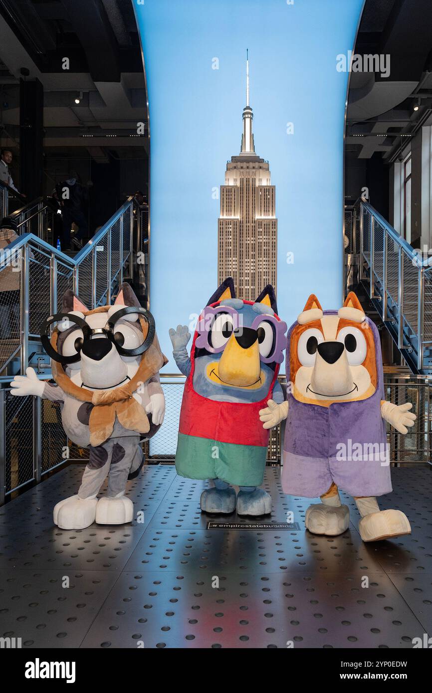 New York, Usa. November 2024. Muffin, Bluey, Bingo aus der Disney-Zeichentrickserie „Bluey“ Besuchen Sie das Empire State Building in New York vor Macy's Thanksgiving Day Parade, wo ein Ballon von Bluey fliegen wird. (Foto: Lev Radin/Pacific Press) Credit: Pacific Press Media Production Corp./Alamy Live News Stockfoto