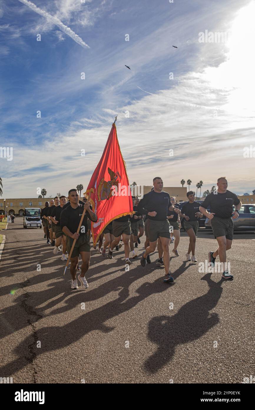 Die US-Marines mit dem 12. Marine Corps District, Western Recruiting Region, nehmen am Motivationslauf der Golf Company, 2. Recruit Training Battalion, Teil als Teil des Spiritual Fitness Month am MCRD San Diego, Kalifornien, 25. November 2024. Spiritual Fitness Month ist ein Programm implementiert, um Bewusstsein für spirituelle Gesundheit zu bringen. MCRD San Diego ist die erste Marine Corps Base, die dieses Programm implementiert hat. Der Motivationslauf des Unternehmens ist ein 3 km langer Kadenzlauf rund um das Depot, das letzte körperliche Training, das die Marines durchführen werden, bevor sie den Abschluss von MCRD San Diego und t absolvieren Stockfoto
