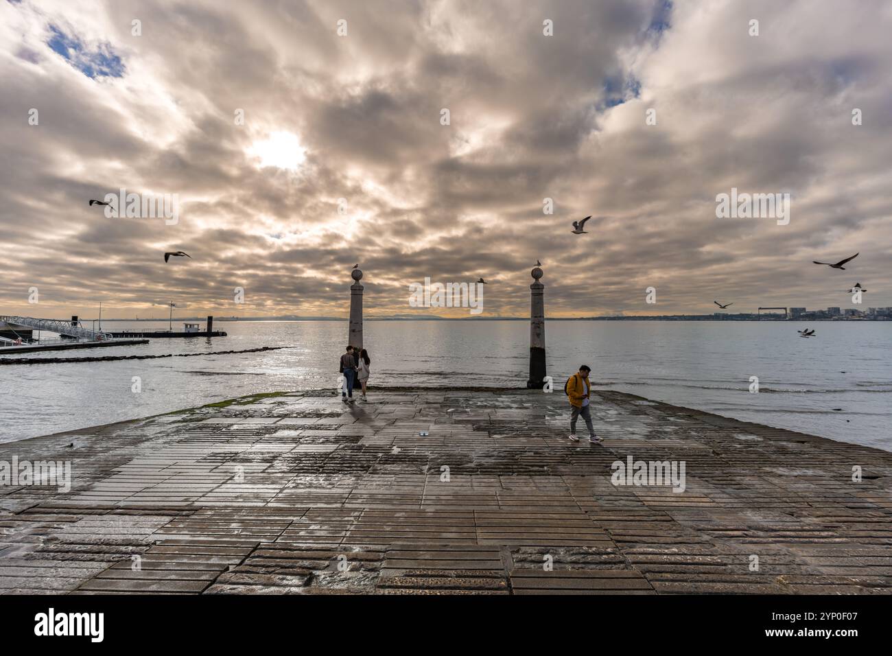 Lissabon, Portugal. 13. November 2023: Kais das Colunas Pier vor dem Platz praca do comercio. Aussicht am frühen Morgen. Stockfoto