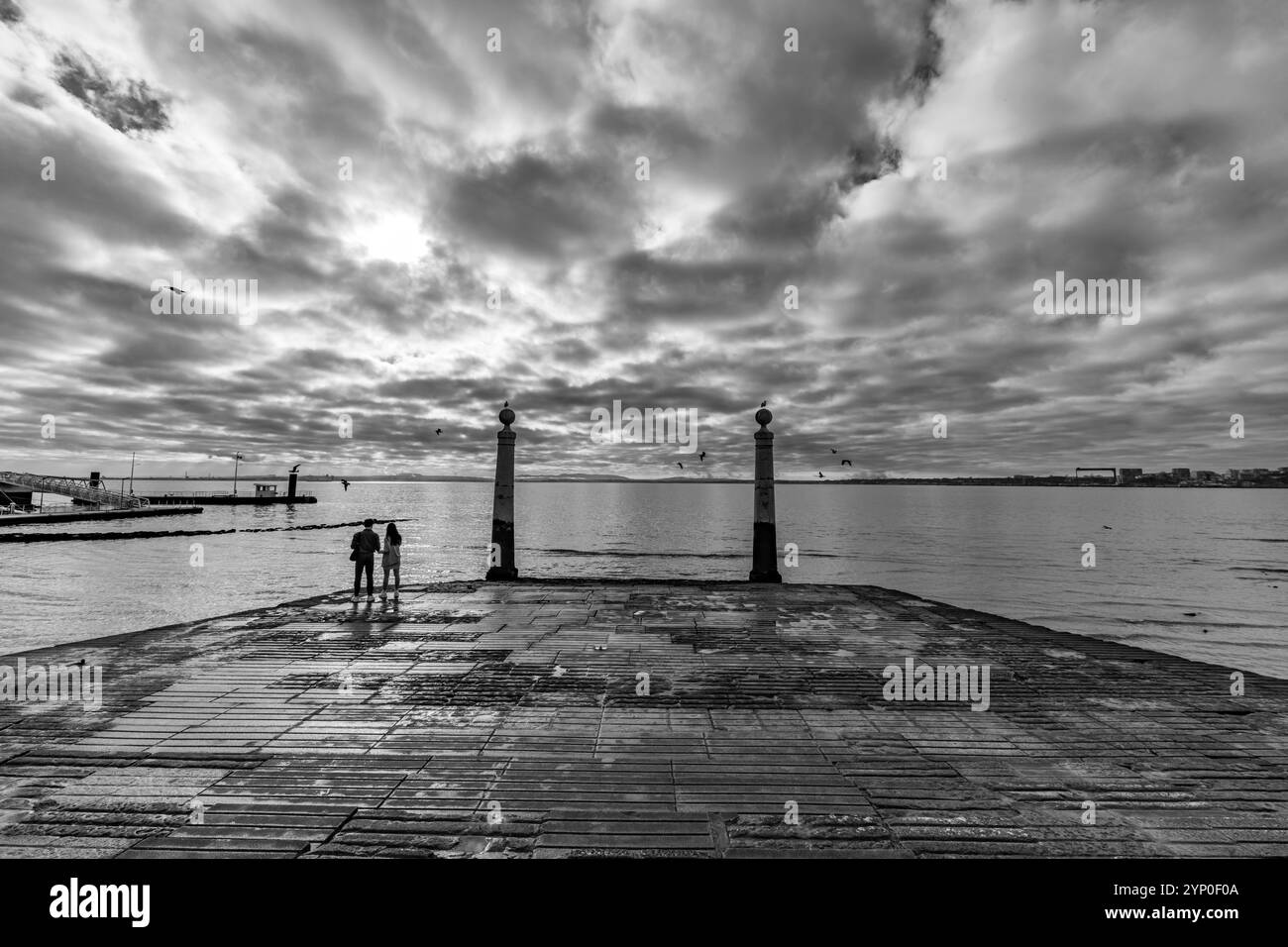 Lissabon, Portugal. 13. November 2023: Kais das Colunas Pier vor dem Platz praca do comercio. Monochromer Blick am frühen Morgen. Stockfoto