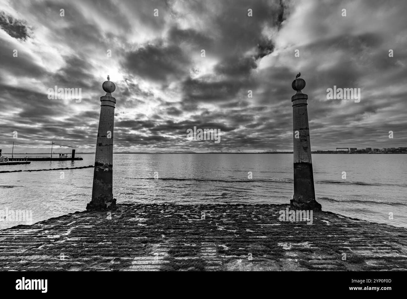 Lissabon, Portugal. 13. November 2023: Kais das Colunas Pier vor dem Platz praca do comercio. Monochromer Blick am frühen Morgen. Stockfoto