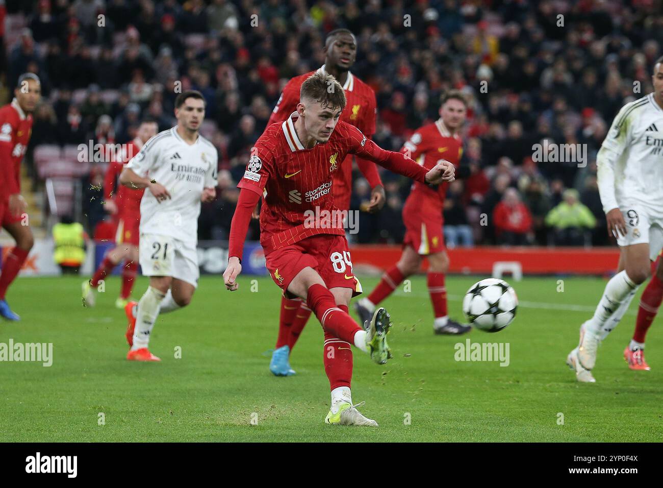 Liverpool, Großbritannien. November 2024. Conor Bradley aus Liverpool macht den Ball frei. UEFA Champions League, Liverpool gegen Real Madrid am Mittwoch, den 27. November 2024, Anfield in Liverpool. Dieses Bild darf nur für redaktionelle Zwecke verwendet werden. Nur redaktionelle Verwendung. bild von Chris Stading/Andrew Orchard Sportfotografie/Alamy Live News Credit: Andrew Orchard Sportfotografie/Alamy Live News Stockfoto