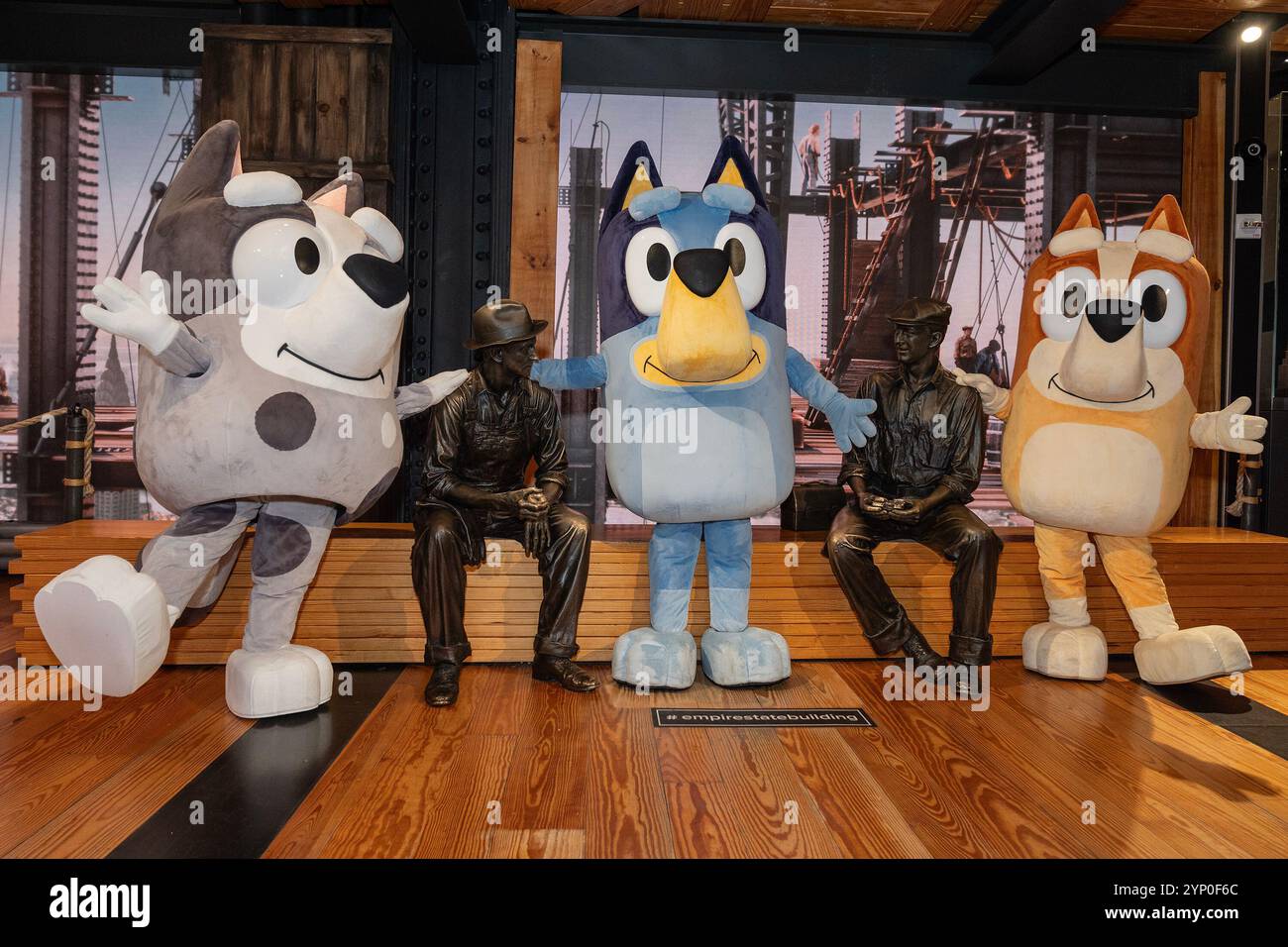 New York, New York, USA. November 2024. Muffin, Bluey, Bingo aus der Disney-Zeichentrickserie „Bluey“ Besuchen Sie das Empire State Building in New York vor Macy's Thanksgiving Day Parade, wo ein Ballon von Bluey fliegen wird. (Kreditbild: © Lev Radin/Pacific Press via ZUMA Press Wire) NUR REDAKTIONELLE VERWENDUNG! Nicht für kommerzielle ZWECKE! Stockfoto