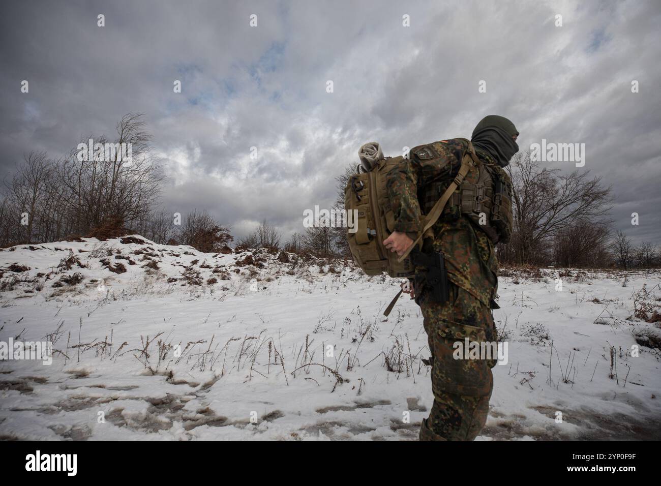 Soldaten der Bundeswehr, die dem Regionalkommando Ost der Kosovo-Truppe zugeordnet sind, führen routinemäßige Patrouillen der administrativen Grenzlinie im Kosovo durch. Die KFOR setzt ihr auf der Resolution 1244 des VN-Sicherheitsrates von 1999 basierendes Mandat fort, zu einem sicheren Umfeld für alle im Kosovo lebenden Menschen und Gemeinschaften sowie zu einer jederzeit und unparteiischen Bewegungsfreiheit beizutragen. Die KFOR ist nach der Kosovo-Polizei bzw. der EU-Mission zur Rechtsstaatlichkeit (EULEX) der dritte Sicherheitsbeauftragte, mit dem wir eng zusammenarbeiten. (Foto der Nationalgarde der US-Armee von Staff Sgt. Stockfoto
