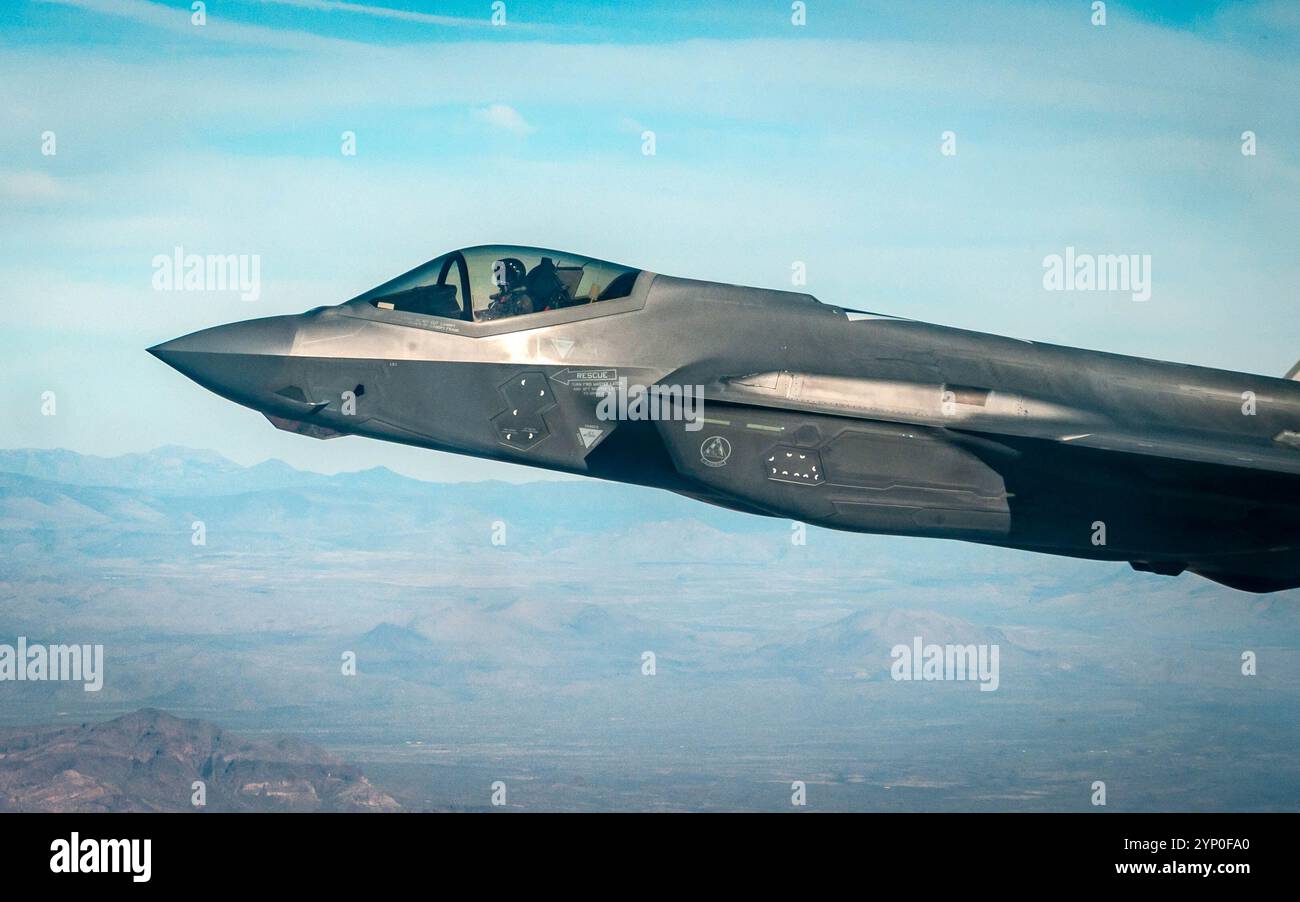 Die US Air Force F-35A Lightning II, die dem 56th Fighter Wing zugeordnet ist, fliegt am 21. November 2024 auf der Luke Air Force Base in Arizona über Arizona. Der F-35A ist bekannt für seine außergewöhnliche Aerodynamik und seine fortschrittliche Avionik. Er wird die nächste Generation von Stealth, ein verbessertes Situationsbewusstsein und eine geringere Anfälligkeit erfüllen. Mit dem konventionellen Start und Landung F-35A können die Air Force und ihre Partner den Himmel beherrschen – jederzeit und an jedem Ort. (Foto der U.S. Air Force von Airman Belinda Guachun-Chichay) Stockfoto