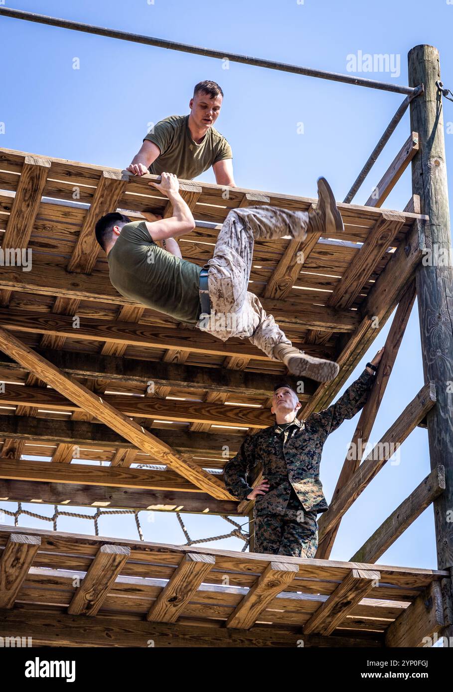 U.S. Marines mit Marine Aircraft Group 31, 2nd Marine Aircraft Wing, nehmen am Confidence Course am Marine Corps Recruit Depot Parris Island, South Carolina, am 25. Oktober 2024 Teil. Der Confidence Course ist ein Hinderniskurs, der dazu dient, körperliche Fitness, Teamarbeit und geistige Belastbarkeit unter Marines zu fördern. (Foto des U.S. Marine Corps von Lance CPL. Kayla LeClaire) Stockfoto