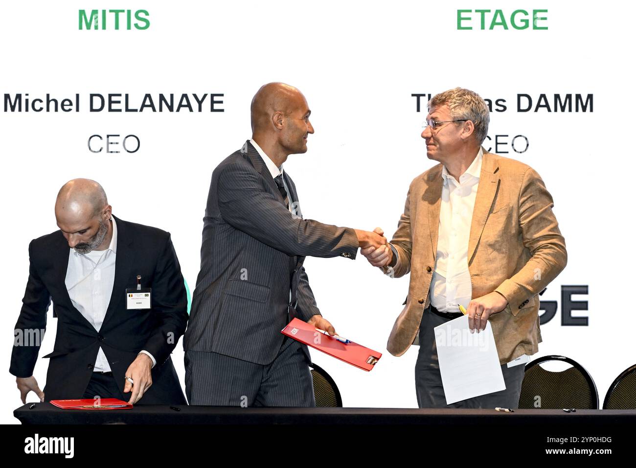 Sao Paulo, Brasilien. November 2024. Michel Delanaye, CEO Mitis, Thomas Damm, CEO Etage und Victor Damm, CSO Etage, Bild während einer Gesangszeremonie am vierten Tag einer Wirtschaftsmission in Brasilien (22.11.-01.12.), Dienstag, den 26. November 2024 in Sao Paulo. Prinzessin Astrid ist in Brasilien für einen neuntägigen Besuch im Land zusammen mit einer belgischen Wirtschaftsmission. BELGA FOTO DIRK WAEM Credit: Belga News Agency/Alamy Live News Stockfoto