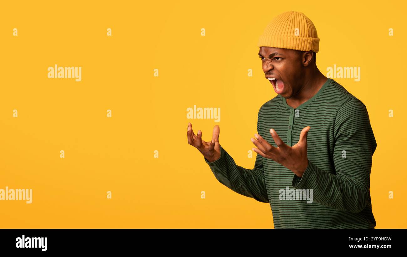 Porträt Eines Wütenden Afroamerikanischen Mannes, Der Mit Wut Auf Gelbem Hintergrund Schreit Stockfoto