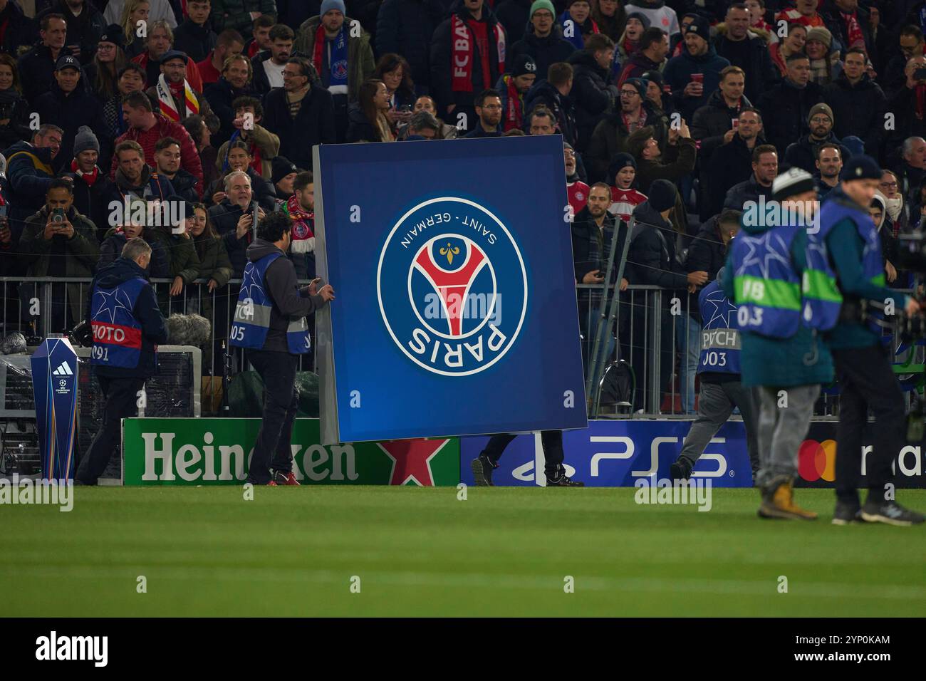 Symbol PSG in der Liga Phase MD5 Spiel FC BAYERN MÜNCHEN - PARIS SG 1-0 Fußball UEFA Champions League in der Saison 2024/2025 in München, 26. November 2024, FCB, 5. Spieltag, München Fotograf: Peter Schatz Stockfoto