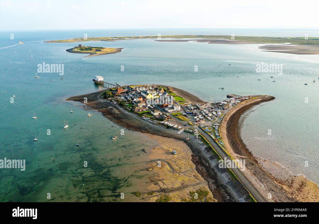 ROA Island ist heute durch einen Straßendamm mit der Südspitze der Furness-Halbinsel in Cumbria, England verbunden. Blick nach Süden auf die Insel Piel und den Tidal Walney Channel Stockfoto