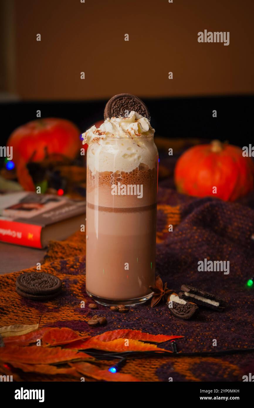 Genießen Sie das reichhaltige und cremige Getränk! Eine perfekte Mischung aus zerstoßenen Keksen, Schokolade und Milch, gemischt zu einem schaumigen, süßen Genuss. Jeder Schluck ist reiner Keks Stockfoto