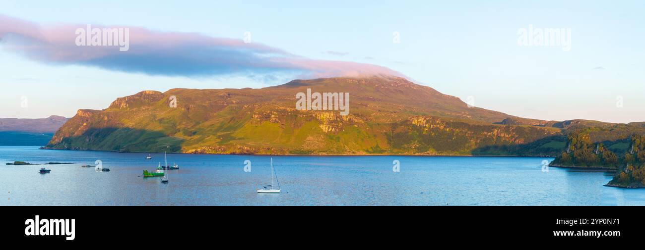 Wunderschöner Sonnenuntergang am Hafen in Portree, Schottland, Großbritannien. Stockfoto