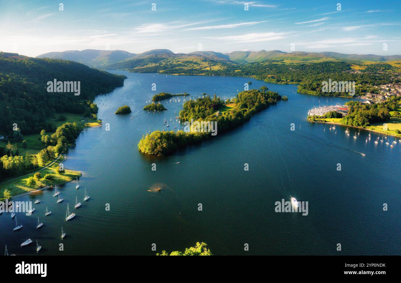 Windermere im Lake District National Park, Cumbria, England. luftaussicht nach Norden über das Seekenter bei Bowness Yachthäfen und Belle Isle. Sommerabend Stockfoto