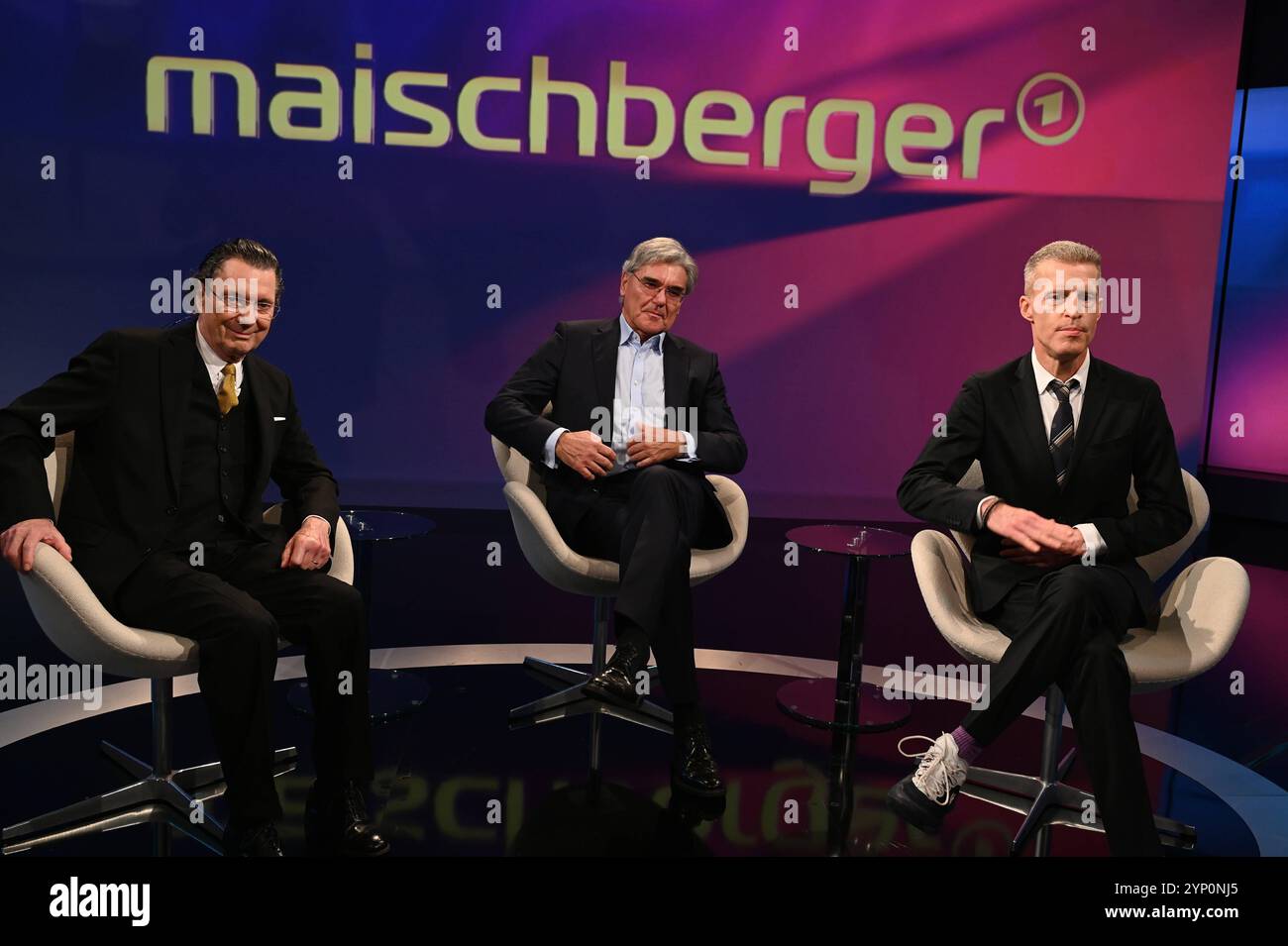 Autor Martin Suter, Manager Siemens Energy Joe Kaeser und Autor Benjamin von Stuckrad-Barre zu Gast in der ARD Talkshow Maischberger *** Autor Martin Suter, Siemens Energy Manager Joe Kaeser und Autor Benjamin von Stuckrad Barre als Gäste in der ARD Talkshow Maischberger Stockfoto