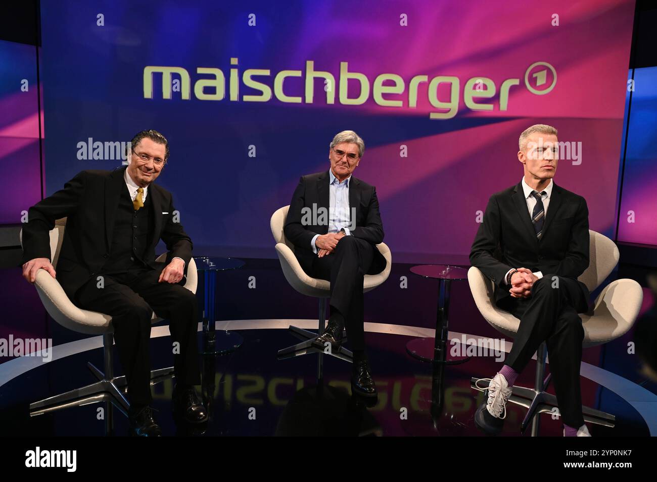Autor Martin Suter, Manager Siemens Energy Joe Kaeser und Autor Benjamin von Stuckrad-Barre zu Gast in der ARD Talkshow Maischberger *** Autor Martin Suter, Siemens Energy Manager Joe Kaeser und Autor Benjamin von Stuckrad Barre als Gäste in der ARD Talkshow Maischberger Stockfoto