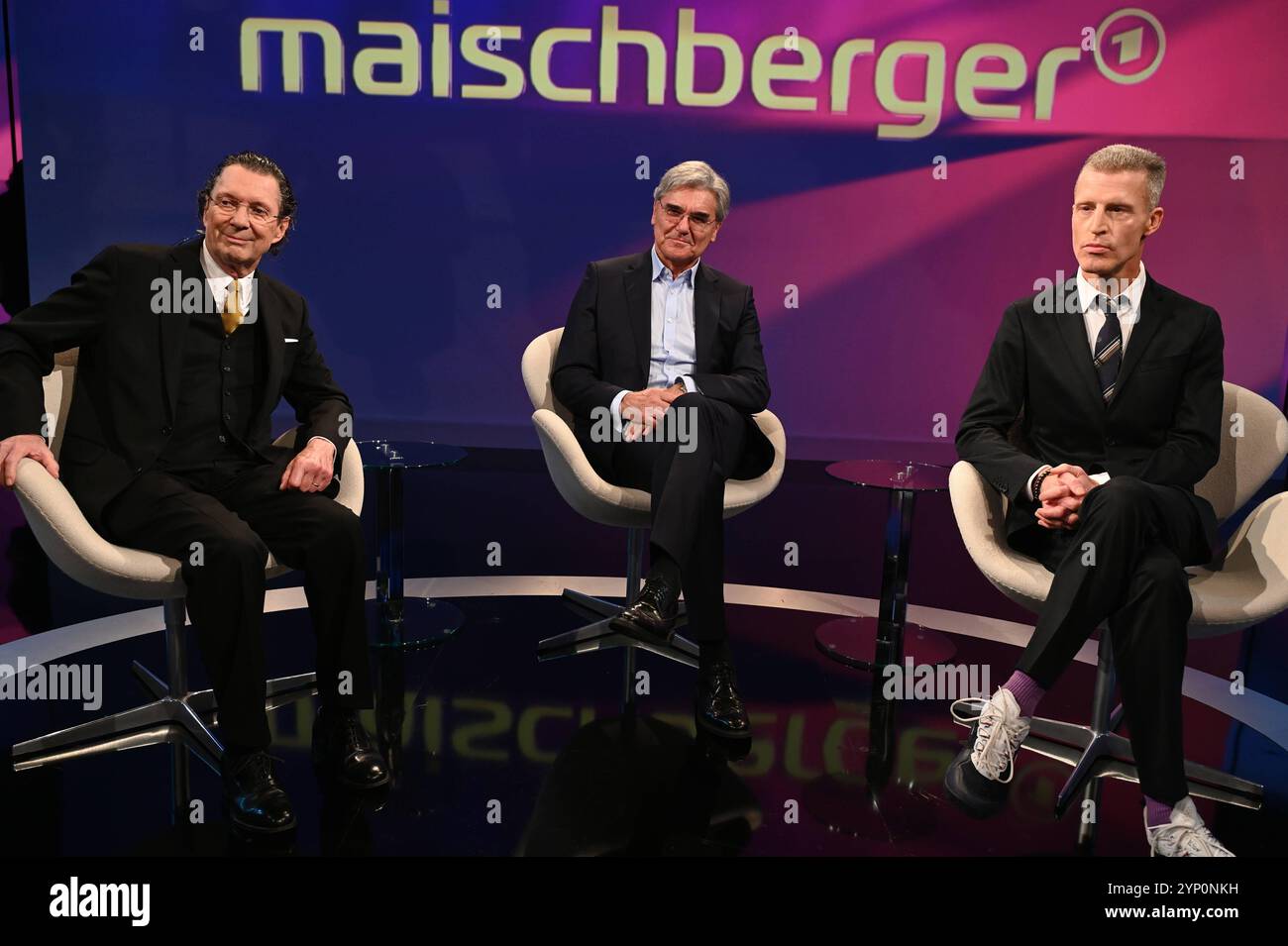 Autor Martin Suter, Manager Siemens Energy Joe Kaeser und Autor Benjamin von Stuckrad-Barre zu Gast in der ARD Talkshow Maischberger *** Autor Martin Suter, Siemens Energy Manager Joe Kaeser und Autor Benjamin von Stuckrad Barre als Gäste in der ARD Talkshow Maischberger Stockfoto
