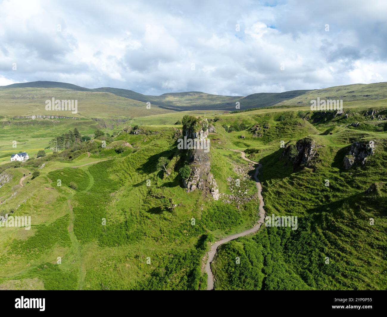 Aus der Vogelperspektive auf die Felsen von Faerie Castle (Castle Ewen) am Fairy Glen auf der Isle of Skye in Schottland, Großbritannien. Stockfoto