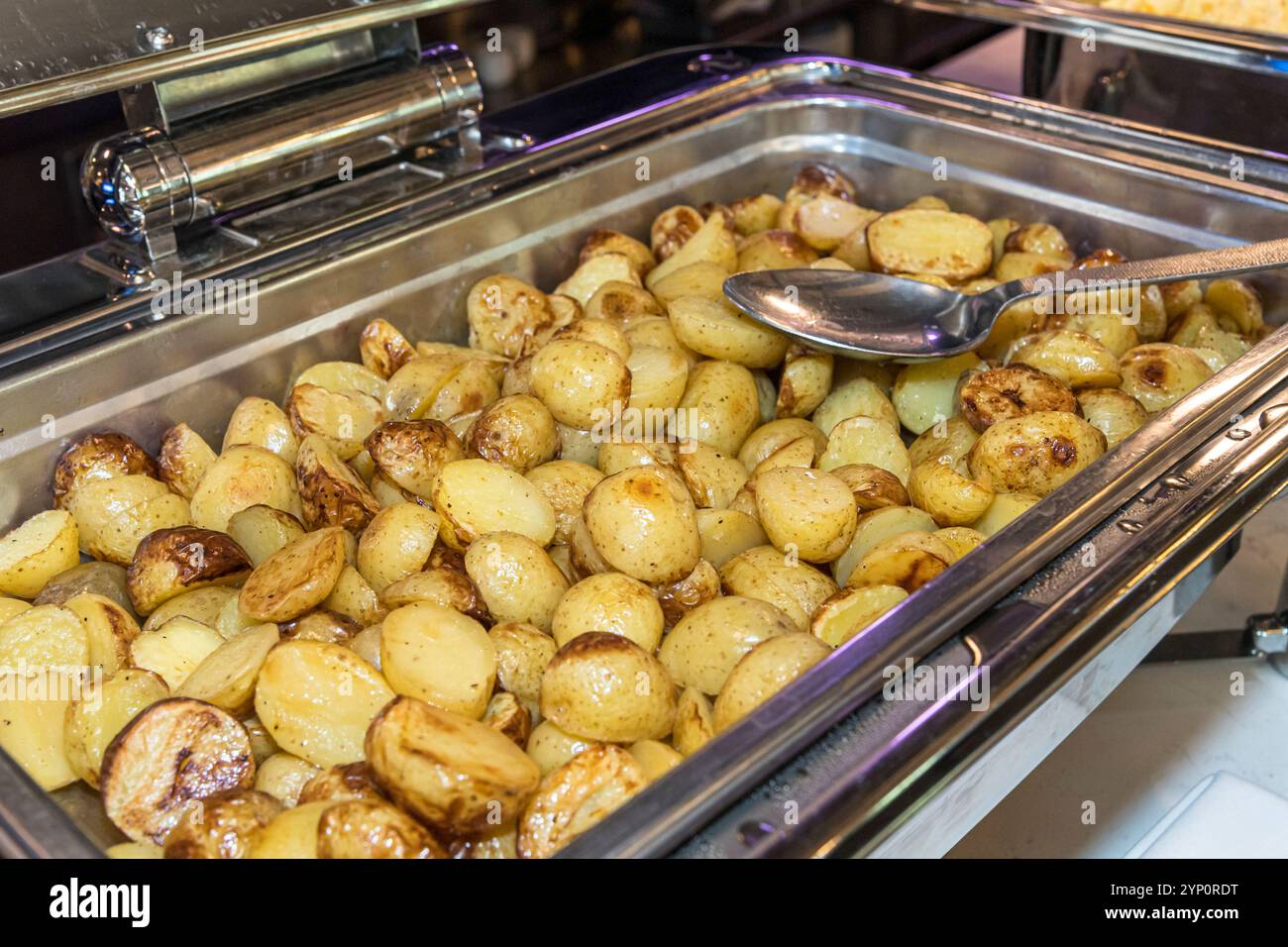 Warmes Tablett mit Muschelkartoffeln im Country Club-Frühstücksbuffet, Pennsylvania, USA Stockfoto