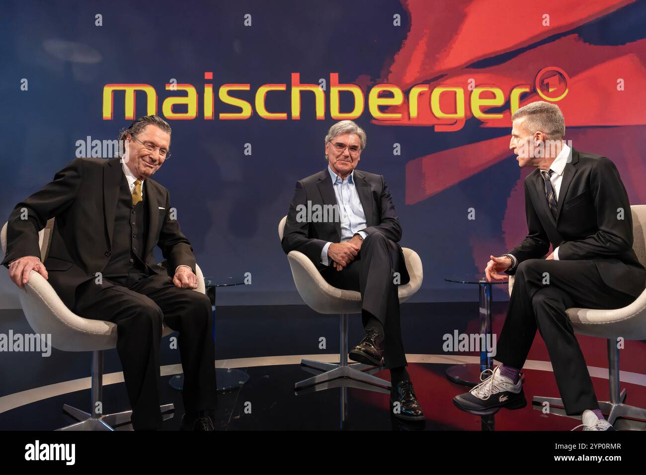 Maischberger am 27. November 2024 aus Köln. Im Bild von links nach rechts: Der Schriftsteller Martin Suter, Joe Kaeser Manager und Aufsichtsratschef Siemens Energy sowie der Schriftsteller Benjamin von Stuckrad-Barre. Themen in der Talkrunde waren Trump und die damit verbundenen wirtschafts-politische Veränderungen sowie die Entwicklung der Debattenkultur. Köln Nordrhein-Westfalen Deutschland *** Maischberger am 27. November 2024 aus Köln im Bild von links nach rechts der Autor Martin Suter, Joe Kaeser Manager und Aufsichtsratsvorsitzender Siemens Energy und der Autor Benjam Stockfoto