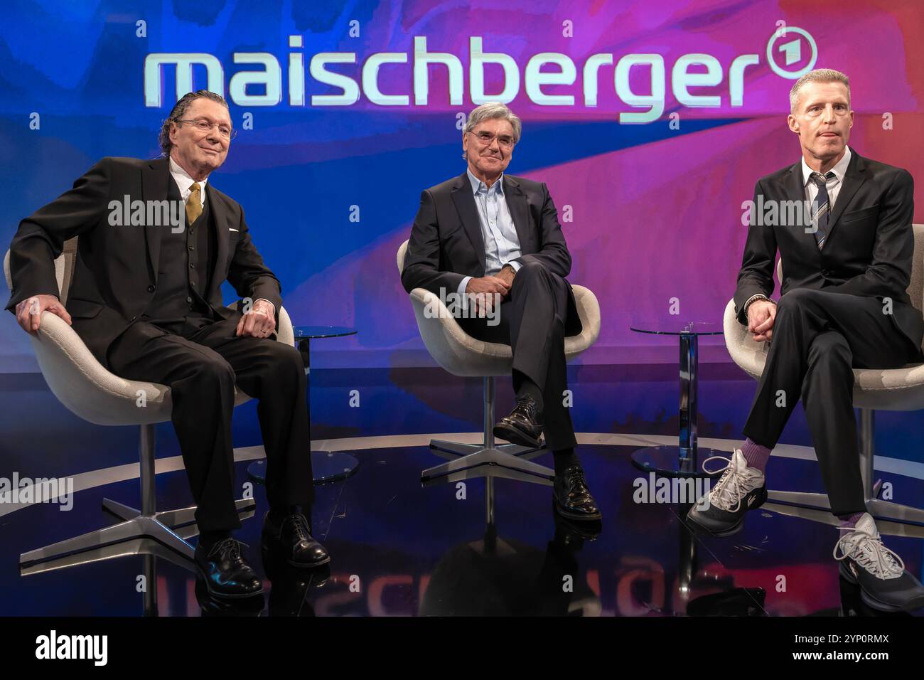 Maischberger am 27. November 2024 aus Köln. Im Bild von links nach rechts: Der Schriftsteller Martin Suter, Joe Kaeser Manager und Aufsichtsratschef Siemens Energy sowie der Schriftsteller Benjamin von Stuckrad-Barre. Themen in der Talkrunde waren Trump und die damit verbundenen wirtschafts-politische Veränderungen sowie die Entwicklung der Debattenkultur. Köln Nordrhein-Westfalen Deutschland *** Maischberger am 27. November 2024 aus Köln im Bild von links nach rechts der Autor Martin Suter, Joe Kaeser Manager und Aufsichtsratsvorsitzender Siemens Energy und der Autor Benjam Stockfoto