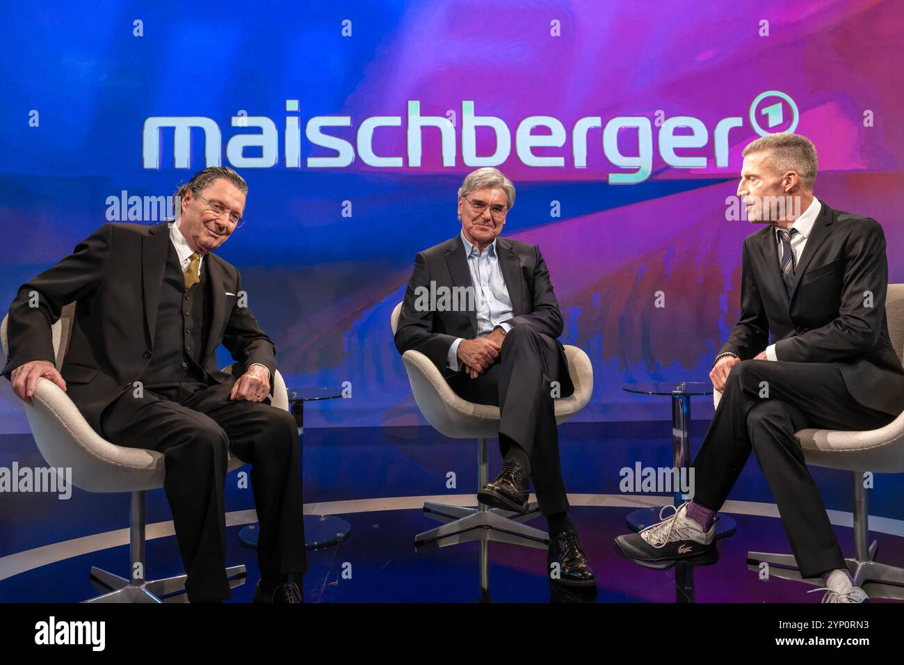 Maischberger am 27. November 2024 aus Köln. Im Bild von links nach rechts: Der Schriftsteller Martin Suter, Joe Kaeser Manager und Aufsichtsratschef Siemens Energy sowie der Schriftsteller Benjamin von Stuckrad-Barre. Themen in der Talkrunde waren Trump und die damit verbundenen wirtschafts-politische Veränderungen sowie die Entwicklung der Debattenkultur. Köln Nordrhein-Westfalen Deutschland *** Maischberger am 27. November 2024 aus Köln im Bild von links nach rechts der Autor Martin Suter, Joe Kaeser Manager und Aufsichtsratsvorsitzender Siemens Energy und der Autor Benjam Stockfoto
