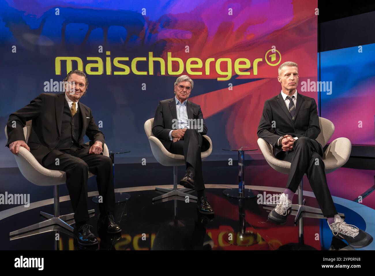 Maischberger am 27. November 2024 aus Köln. Im Bild von links nach rechts: Der Schriftsteller Martin Suter, Joe Kaeser Manager und Aufsichtsratschef Siemens Energy sowie der Schriftsteller Benjamin von Stuckrad-Barre. Themen in der Talkrunde waren Trump und die damit verbundenen wirtschafts-politische Veränderungen sowie die Entwicklung der Debattenkultur. Köln Nordrhein-Westfalen Deutschland *** Maischberger am 27. November 2024 aus Köln im Bild von links nach rechts der Autor Martin Suter, Joe Kaeser Manager und Aufsichtsratsvorsitzender Siemens Energy und der Autor Benjam Stockfoto
