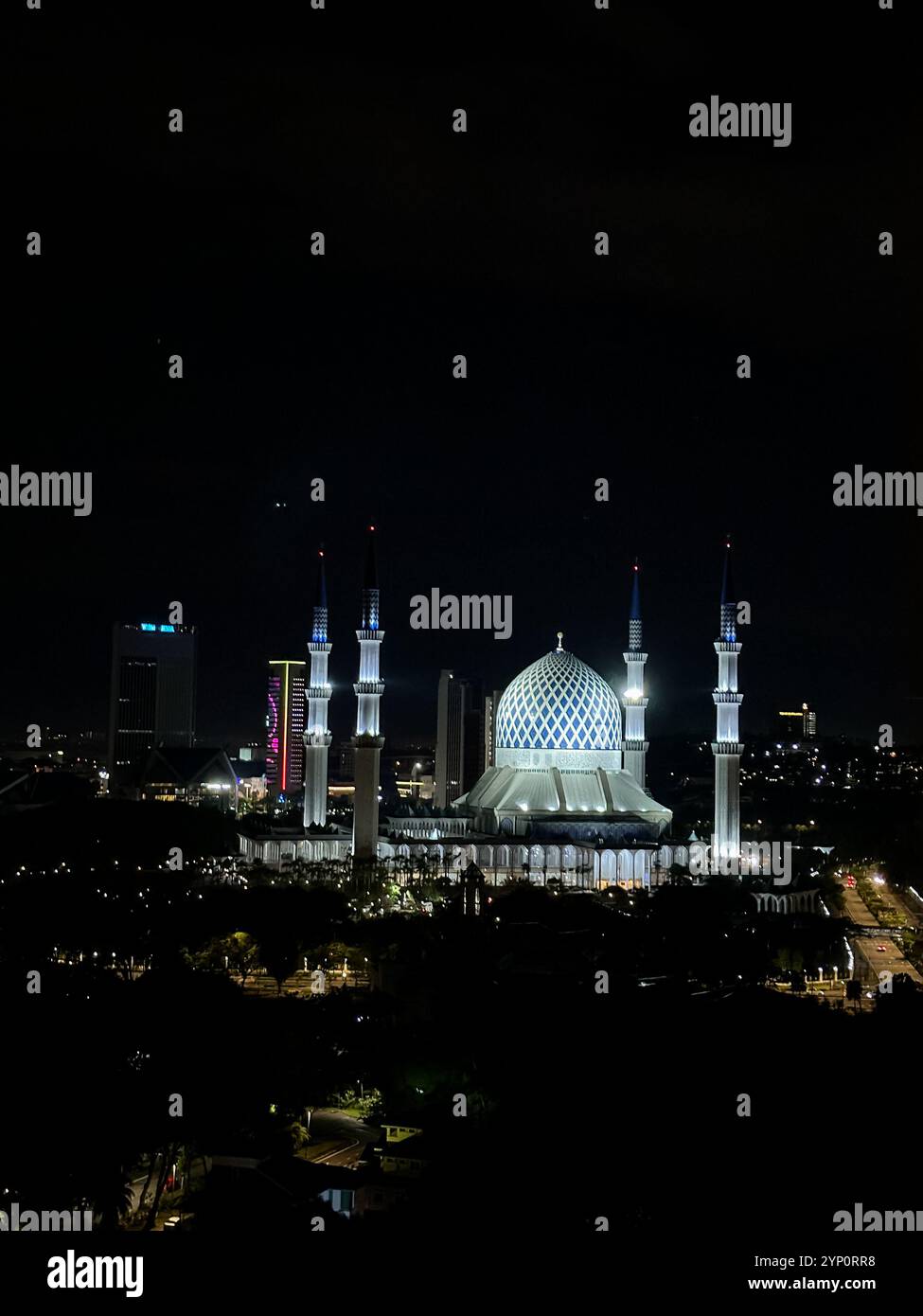 Nachtansicht auf Masjid Sultan Salahuddin Abdul Aziz Shah, Shah Alam, Selangor, Malaysia Stockfoto