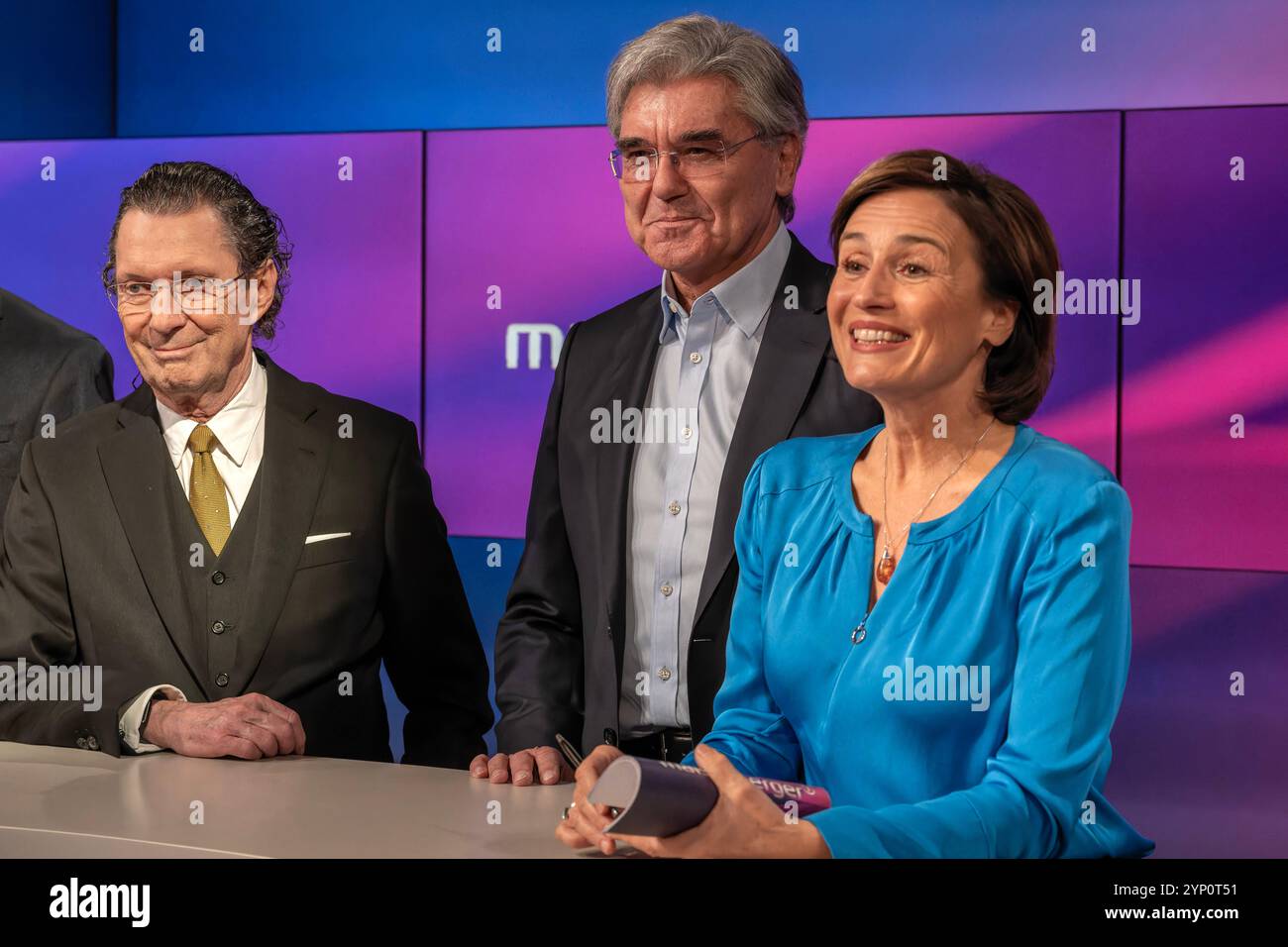 Maischberger am 27. November 2024 aus Köln. Im Bild der Schriftsteller Martin Suter links, daneben Joe Kaeser Manager und Aufsichtsratschef Siemens Energy sowie Gastgeberin Sandra Maischberger. Themen in der Talkrunde waren Trump und die damit verbundenen wirtschafts-politische Veränderungen sowie die Entwicklung der Debattenkultur. Köln Nordrhein-Westfalen Deutschland *** Maischberger am 27. November 2024 aus Köln im Bild der Autor Martin Suter links, neben ihm Joe Kaeser Manager und Aufsichtsratsvorsitzender Siemens Energy und Gastgeberin Sandra Maischberger Themen in t Stockfoto
