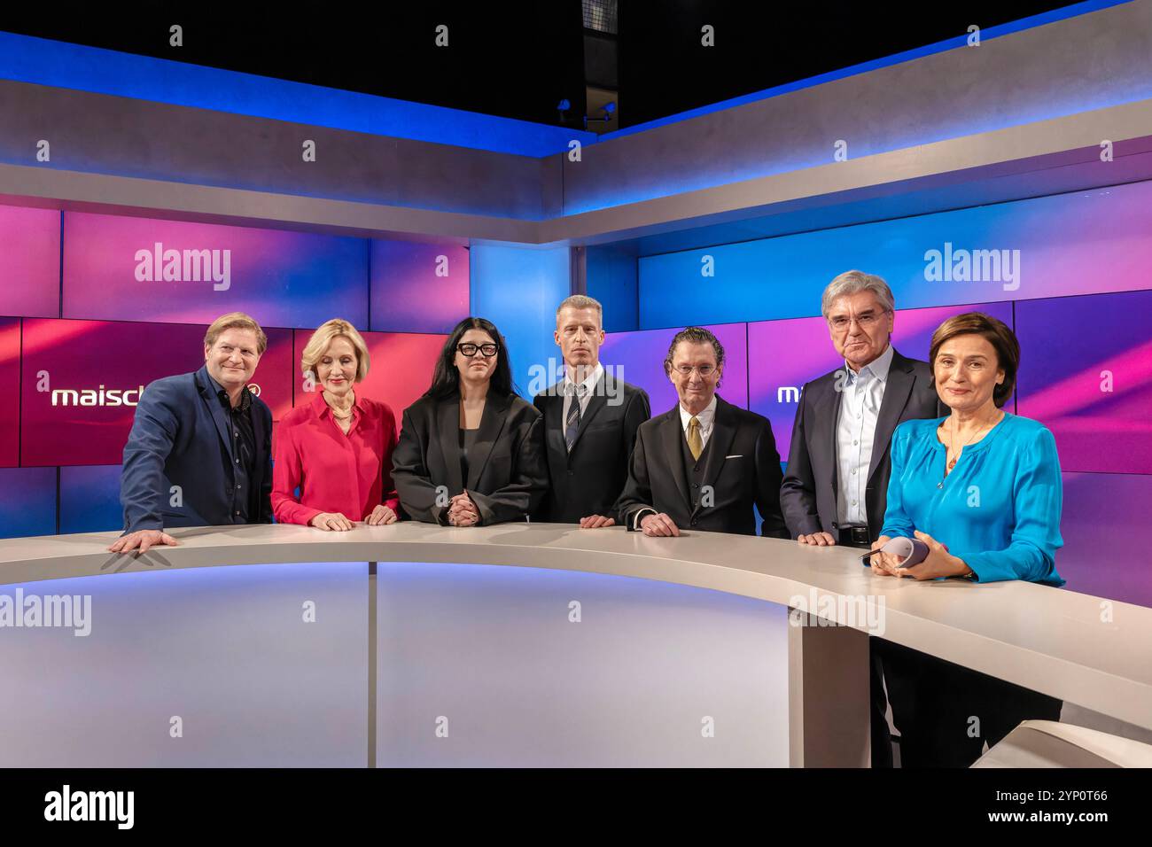 Maischberger am 27. November 2024 aus Köln. Von links nach rechts: Der Journalist Michael Bröcker Table. Briefings, die Moderatorin und Autorin Petra Gerster, die Journalistin Yasmine MBarek Zeit Online, der Schriftsteller Benjamin von Stuckrad-Barre, der Schriftsteller Martin Suter, Joe Kaeser Manager und Aufsichtsratschef Siemens Energy sowie Gastgeberin Sandra Maischberger. Themen in der Talkrunde waren Trump und die damit verbundenen wirtschafts-politische Veränderungen sowie die Entwicklung der Debattenkultur. Köln Nordrhein-Westfalen Deutschland *** Maischberger am 27. November 2024 von Stockfoto