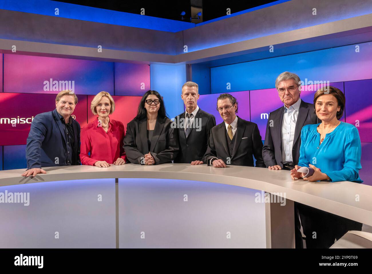 Maischberger am 27. November 2024 aus Köln. Von links nach rechts: Der Journalist Michael Bröcker Table. Briefings, die Moderatorin und Autorin Petra Gerster, die Journalistin Yasmine MBarek Zeit Online, der Schriftsteller Benjamin von Stuckrad-Barre, der Schriftsteller Martin Suter, Joe Kaeser Manager und Aufsichtsratschef Siemens Energy sowie Gastgeberin Sandra Maischberger. Themen in der Talkrunde waren Trump und die damit verbundenen wirtschafts-politische Veränderungen sowie die Entwicklung der Debattenkultur. Köln Nordrhein-Westfalen Deutschland *** Maischberger am 27. November 2024 von Stockfoto