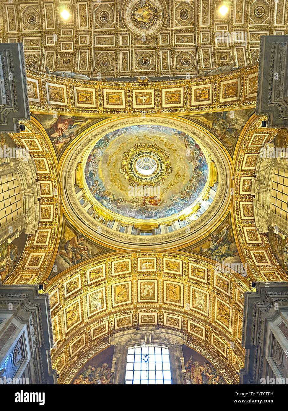 Bewundern Sie die atemberaubende Kassettendecke der Basilica di Santa Maria Maggiore, die mit Gold aus Amerika geschmückt ist und Renaissance-Kunst zeigt. - Smartphone-aufgenommenes Stockfoto