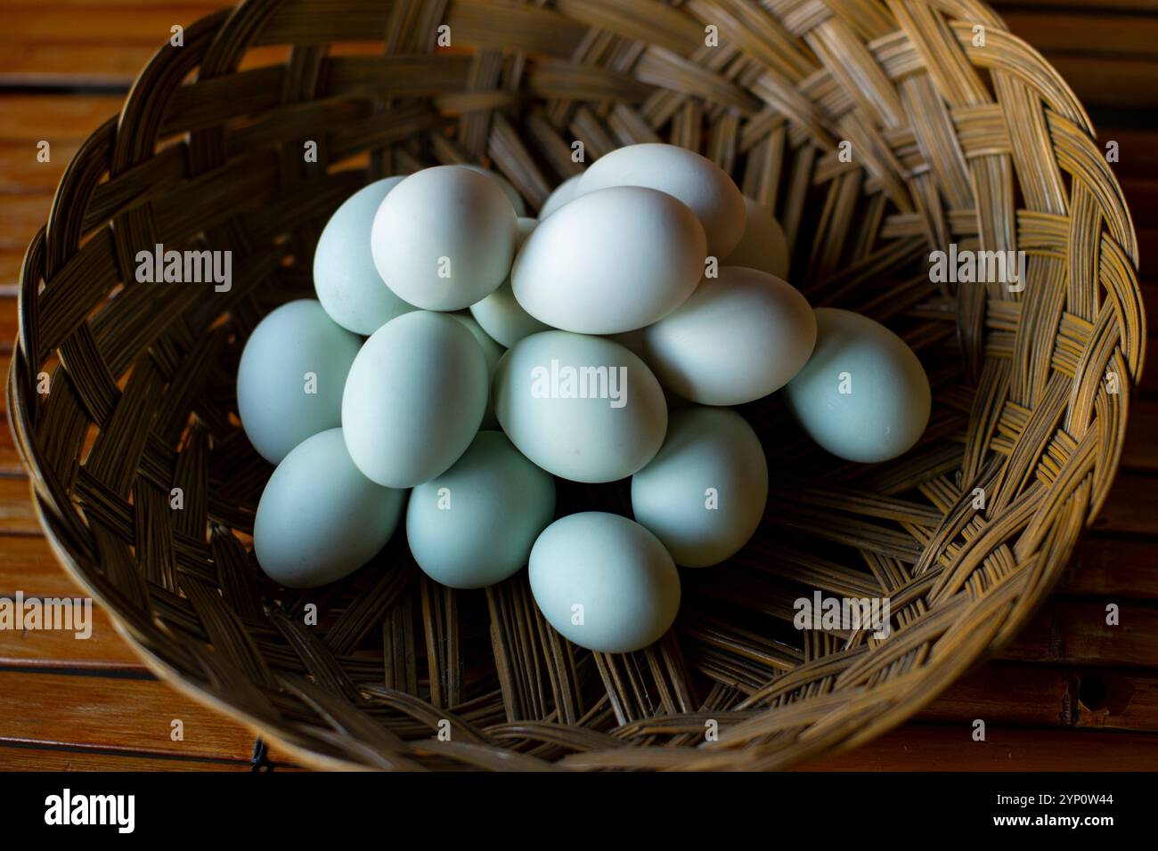 Ein Korb voller Bio-Eier in Bambus-Webkorb. Stockfoto