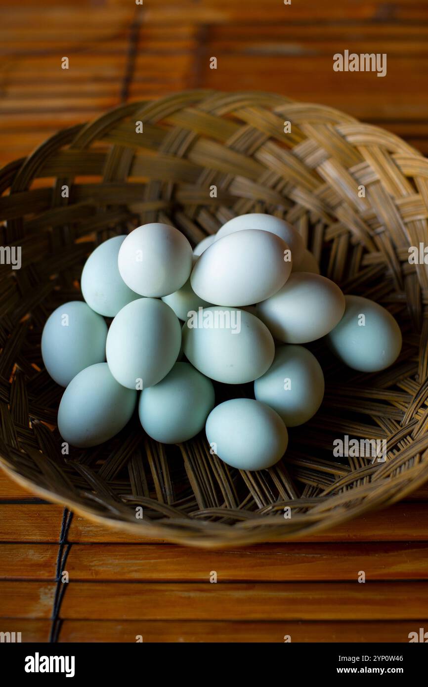 Ein Korb voller Bio-Eier in Bambus-Webkorb. Stockfoto