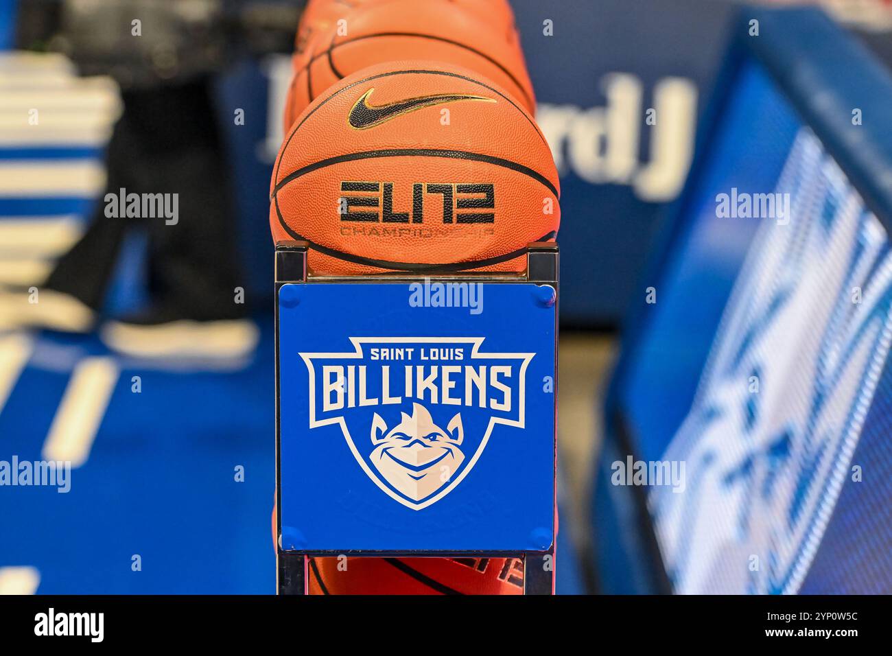 27. NOVEMBER 2024: Der Basketballwagen wartet darauf, dass die Teams vor dem Spiel in einem regulären Saisonspiel, bei dem die UMass Lowell River Hawks die Saint Louis Billikens besuchten, wieder aufwärmen. Am Mittwoch, den 27. November 2024, Richard Ulreich/CSM in der Chaifetz Arena in St. Louis, MO Stockfoto