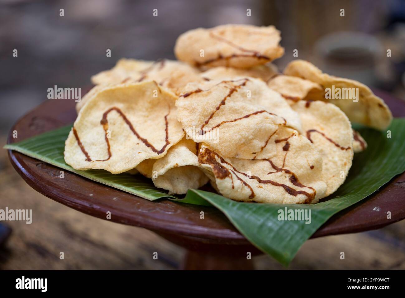 Eine Platte mit knusprigen Maniok Crackers, ein beliebter Snack in Indonesien, serviert auf frischen Bananenblättern, Lombok, West Nusa Tenggara, Indonesien. Stockfoto