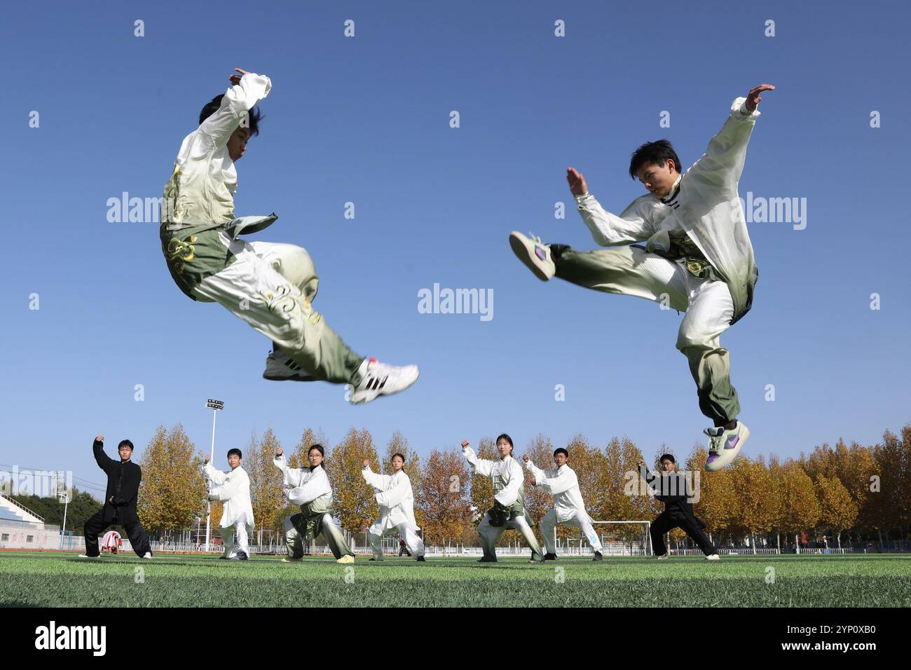 Peking, Stadt Jiaozuo in der zentralen chinesischen Provinz Henan. November 2024. Schüler einer Mittelschule praktizieren Taichi, eine traditionelle chinesische Kampfkunst, im Bezirk Wenxian, Stadt Jiaozuo in der zentralchinesischen Provinz Henan, 27. November 2024. Wenxian County ist der Ort, an dem Taichi vor Jahrhunderten entstand. Quelle: Xu Hongxing/Xinhua/Alamy Live News Stockfoto