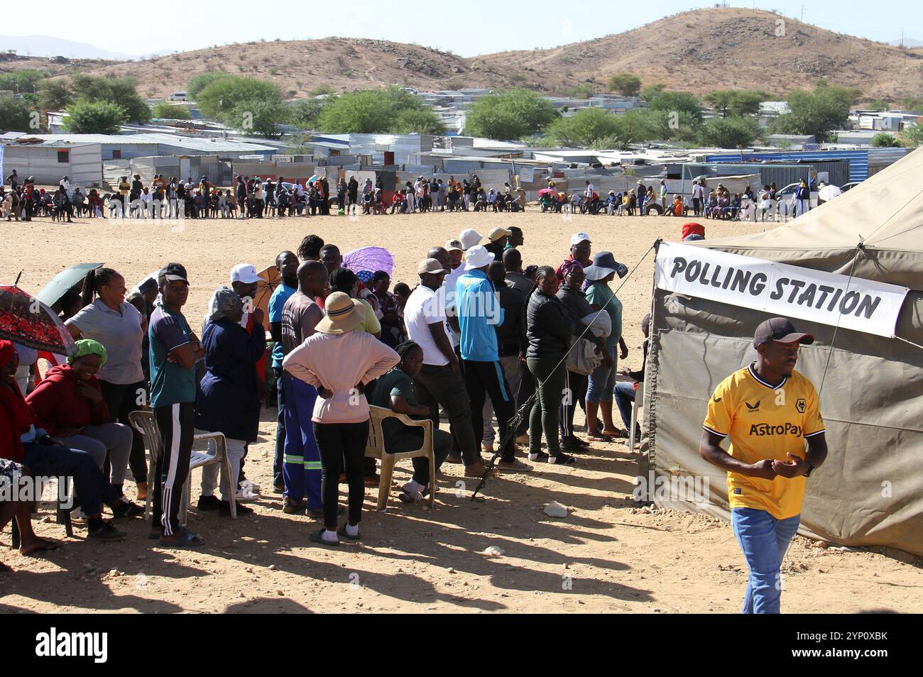 Peking, Namibia. November 2024. Die Wähler warten vor einem Wahllokal in Windhoek, Namibia, 27. November 2024. Die achte Präsidentschafts- und Nationalversammlung Namibias begann am frühen Mittwoch mit 15 Präsidentschaftskandidaten und 21 politischen Parteien, die um die Führung wetteiferten. Quelle: Musa C Kaseke/Xinhua/Alamy Live News Stockfoto