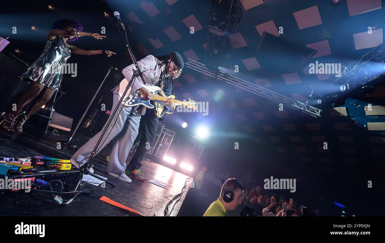 Glasgow, Großbritannien. November 2024. Nile Rodgers & Chic - Nile Rodgers, Jerry Barnee Original und Gründungsmitglied der amerikanischen Funk-Band Chic Nile Rodgers bringen die aktuelle Besetzung auf und spielen einen ausverkauften Barrowland Ballroom in Glasgow Credit: SOPA Images Limited/Alamy Live News Stockfoto