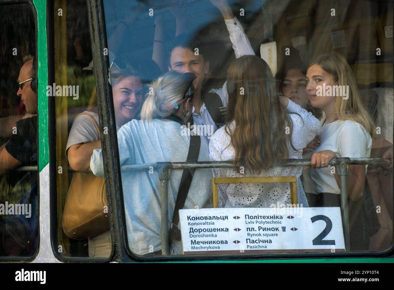03.09.2024, Ukraine, Oblast Lemberg, Lemberg - Junge Menschen in der Straßenbahn, trotz des Krieges ist die Moral ungebrochen. 00A240903D564CAROEX.JPG [MODELLVERSION: NEIN, PR Stockfoto