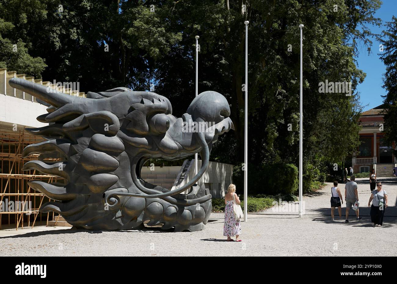 02.07.2024, Italien, Veneto, Venedig - vor dem nordischen Pavillon steht die Holzfigur des Kopfes eines ehemaligen Restaurantschiffs, nachempfunden nach einem Chines Stockfoto