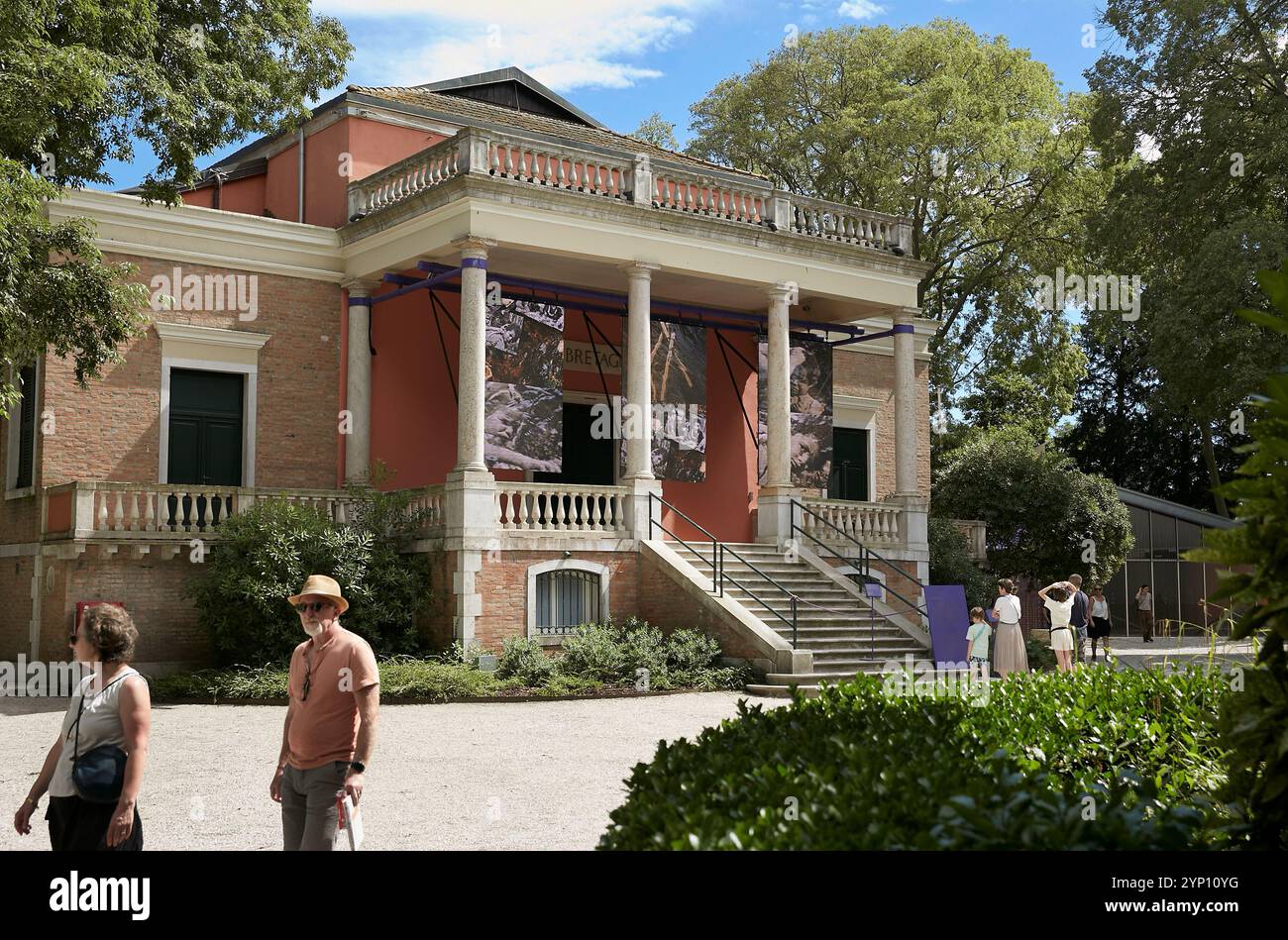 02.07.2024, Italien, Venetien, Venedig - Art Biennale 2024. Blick auf den Pavillon von Großbritannien in den Giardini. 00R240702D026CAROEX.JPG [MODELLVERSION: Stockfoto