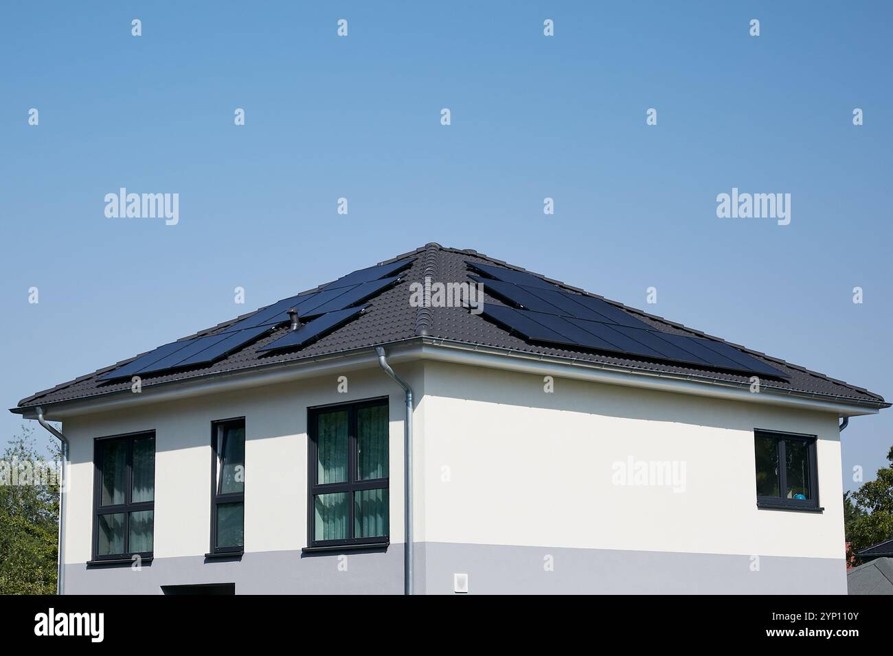 17.09.2024, Deutschland, Berlin, Berlin - Module einer Solarstromanlage auf dem Dach eines Einfamilienhauses in Berlin-Hohenschoenhausen. 00R240917D019CAROEX Stockfoto