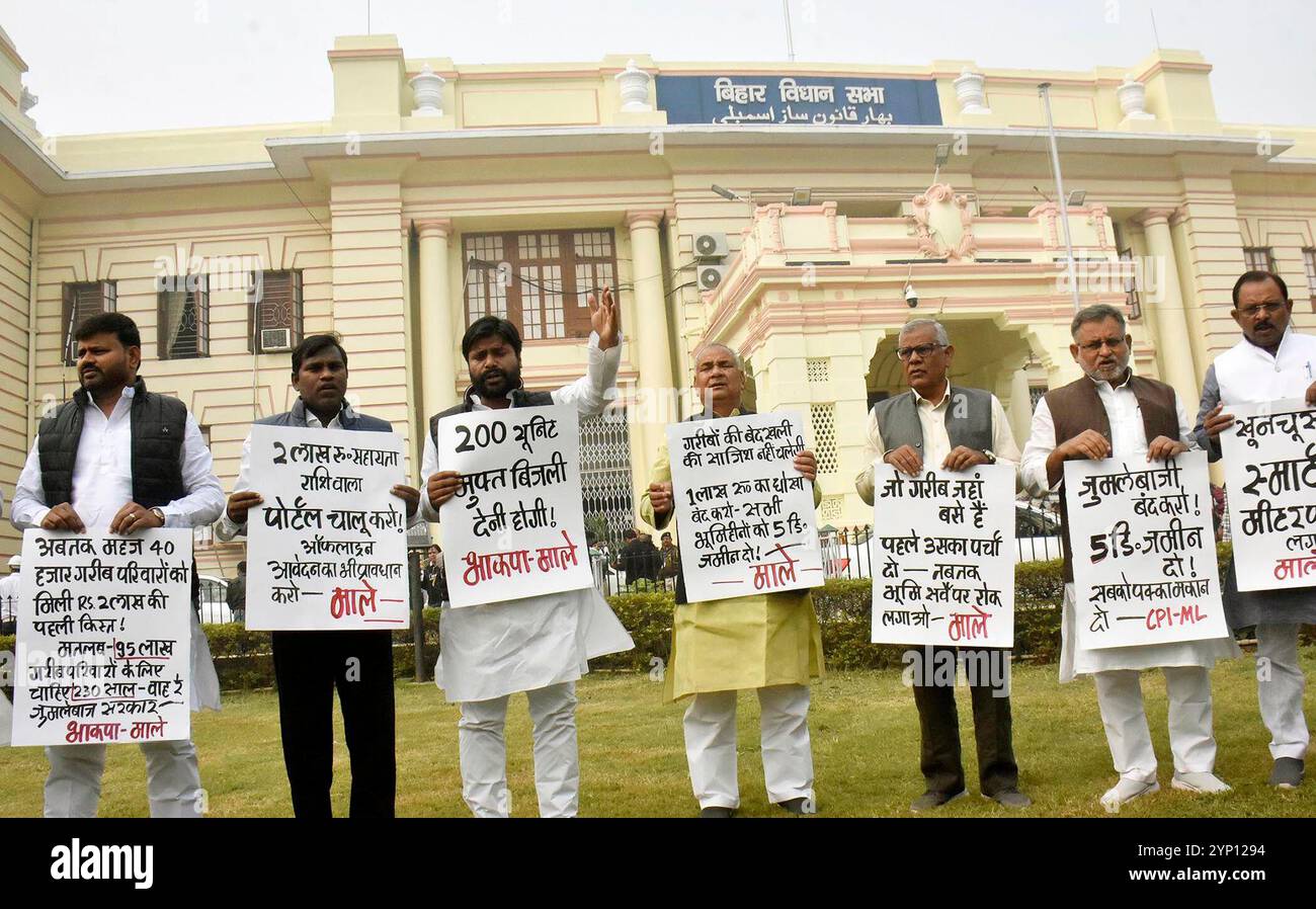 Patna, Indien. November 2024. PATNA, INDIEN - 27. NOVEMBER: CPI-ML-Gesetzgeber demonstrieren während der Wintersitzung vor der Bihar Assembly am 27. November 2024 in Patna, Indien. (Foto: Santosh Kumar/Hindustan Times/SIPA USA) Credit: SIPA USA/Alamy Live News Stockfoto