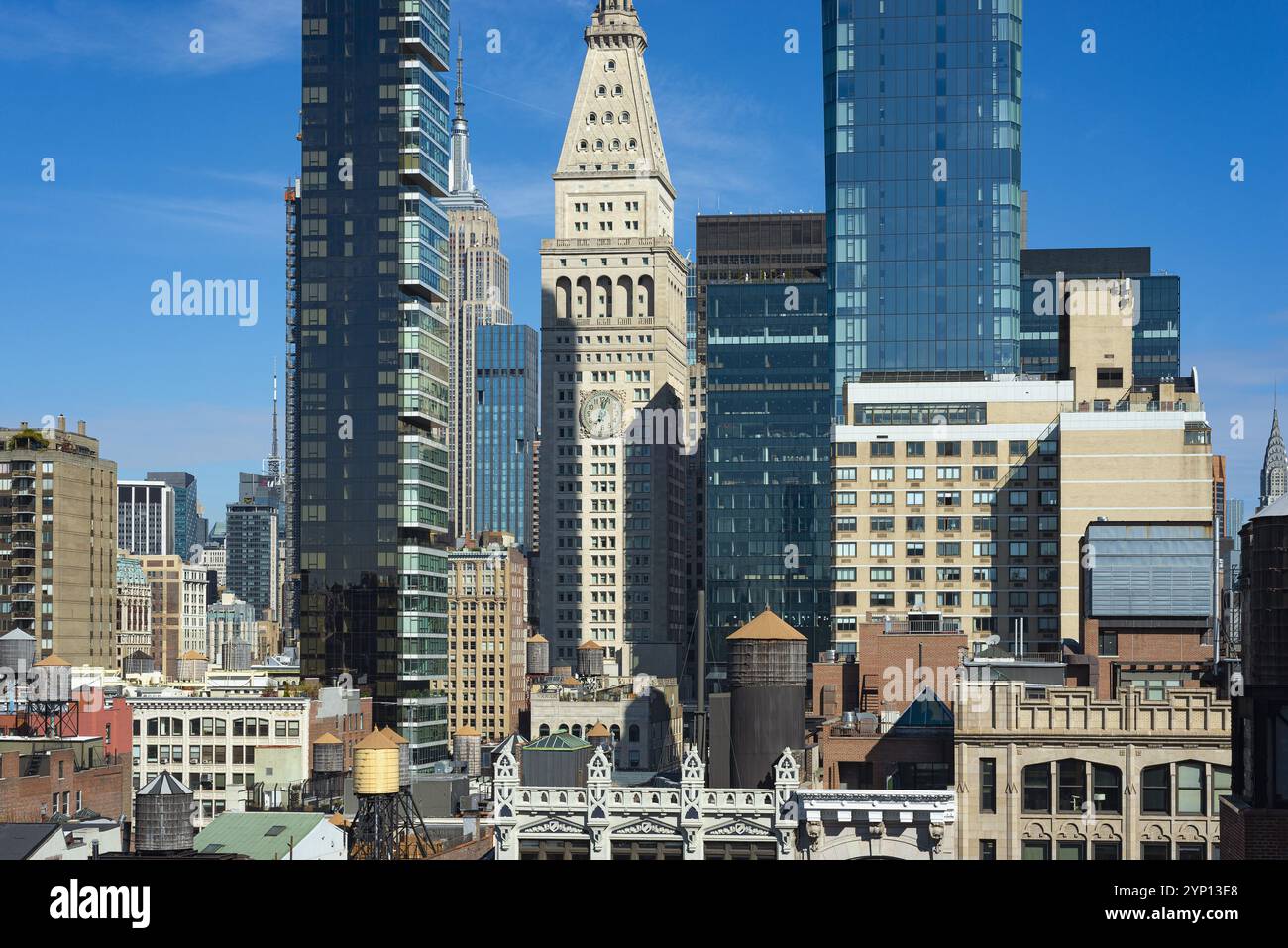 Blick nach Norden in Midtown Manhattan, New York City mit dem Metropolitan Life Insurance Uhrenturm, dem Empire State Building und dem Chrysler Build Stockfoto