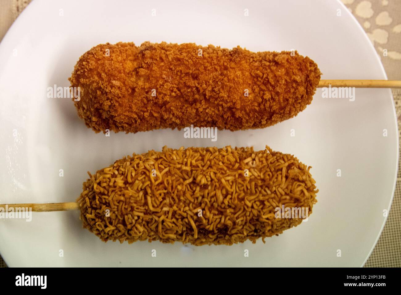 Heiße Cheetos und Ramen Maishund auf einem Teller Stockfoto