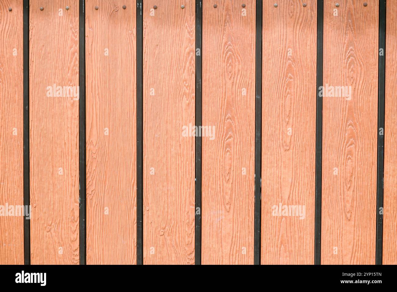 Brauner Holzzaun mit natürlicher Oberfläche, schlichtes und rustikales Design. Ideal für Themen wie Zuhause, Garten oder Außeneinrichtung. Stockfoto