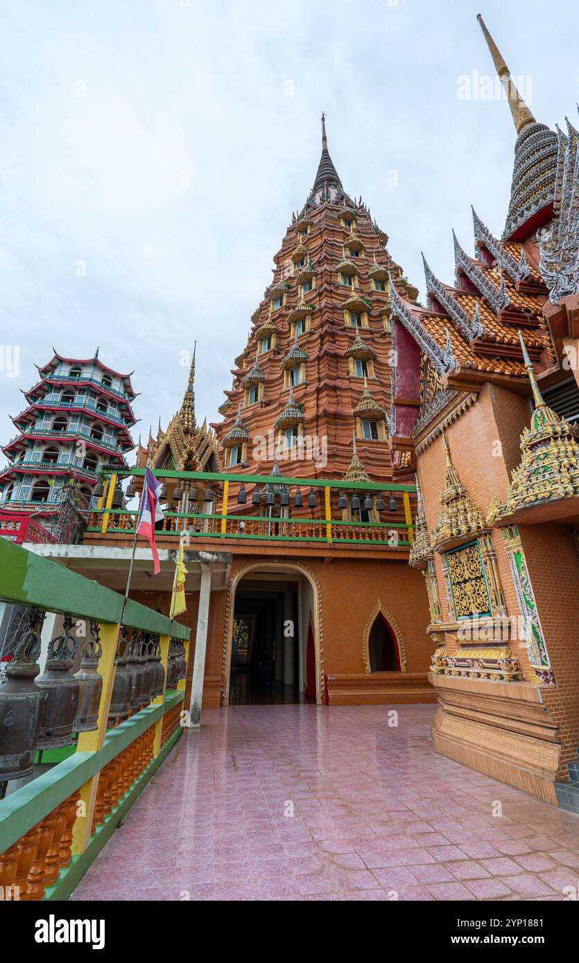 Wat Tham Sua ist ein Tempel und eine Touristenattraktion auf einem Berg im Viertel Tha Muang. Kanchanaburi Es ist bekannt für seine Landschaft Surro Stockfoto