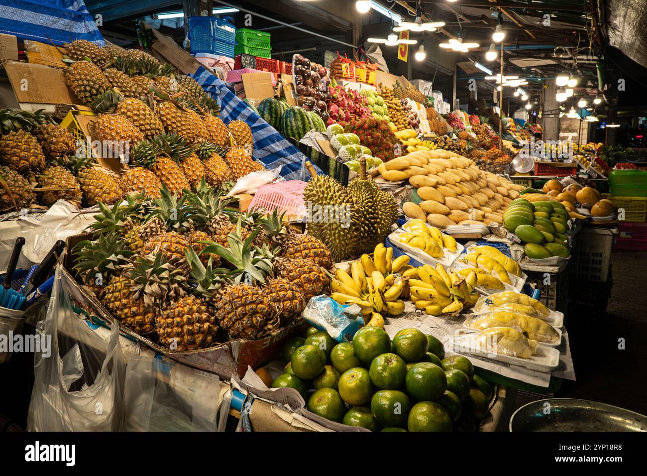 PATTAYA, THAILAND. Nachtmarkt in Thailand Theke mit exotischen tropischen thailändischen Früchten Mango, Papaya, Orangen, Drachenfrucht, Mangostan, Passionsfrucht Ba Stockfoto